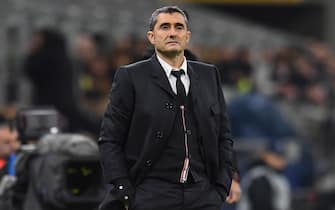 MILAN, ITALY - DECEMBER 10:  Ernesto Valverde head coach of FC Barcelona looks on during the UEFA Champions League group F match between Inter and FC Barcelona at Giuseppe Meazza Stadium on December 10, 2019 in Milan, Italy.  (Photo by Alessandro Sabattini/Getty Images)