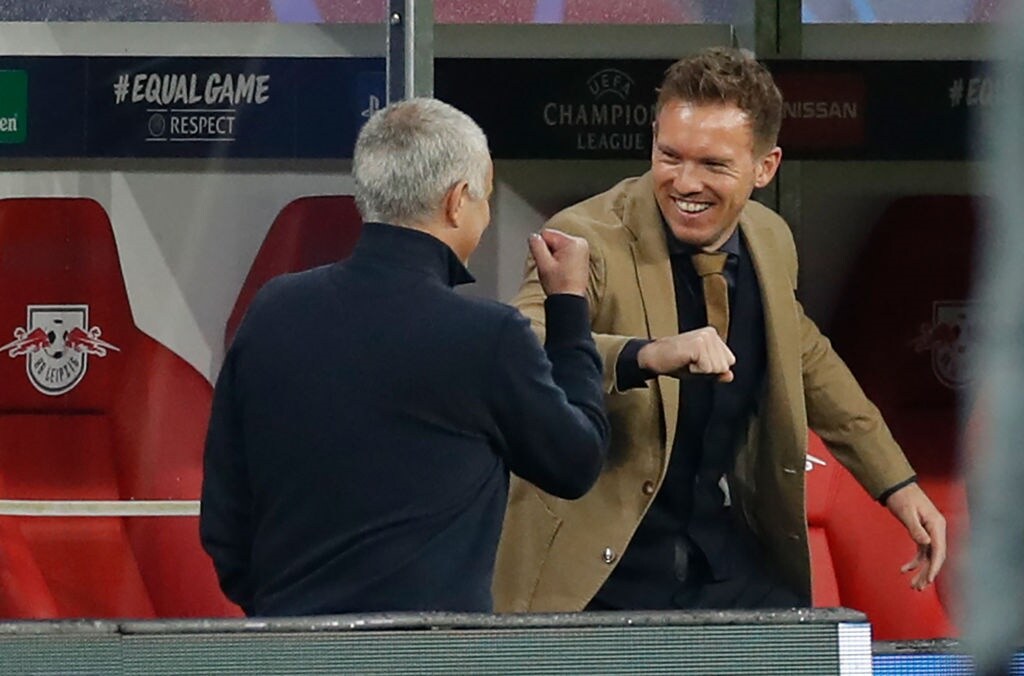 Il saluto di gomito tra José Mourinho e Julian Nagelsmann prima di Lipsia-Tottenham