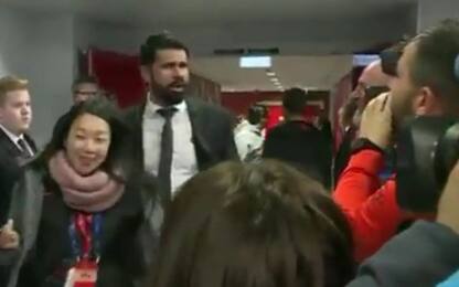 Diego Costa finge di tossire sui cronisti. VIDEO