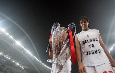 Athens, GREECE: AC Milan's Brazilian midfielder Kaka poses with the trophy at the end of  the Champions League final football match against Liverpool, at the Olympic Stadium, in Athens, 23 May 2007. AC Milan won 2-1.   AFP PHOTO / MUSTAFA OZER (Photo credit should read MUSTAFA OZER/AFP via Getty Images)
