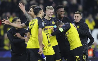 epa08226843 Dortmund's players celebrate after the UEFA Champions League round of 16 first leg soccer match between Borussia Dortmund and Paris Saint-Germain  in Dortmund, Germany, 18 February 2020.  EPA/FRIEDEMANN VOGEL
