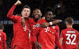 epa08247923 Bayern's Robert Lewandowski (L) celebrates scoring the third goal with Bayern's David Alaba (C) and Bayern's Alphonso Davies (R) during the UEFA Champions League Round of 16, first leg match between Chelsea FC and Bayern Munich in London, Britain, 25 February 2020.  EPA/ANDY RAIN