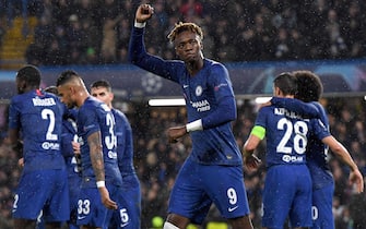 epa08060977 Chelsea's Tammy Abraham (C) celebrates scoring the 1-0 goal during the UEFA Champions League Group H soccer match between Chelsea FC v Lille LOSC at Stamford Bridge in London Britain, 10 December 2019.  EPA/ANDY RAIN