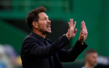 LISBON, PORTUGAL - AUGUST 13: Diego Simeone, Head Coach of Atletico de Madrid gives his team instructions during the UEFA Champions League Quarter Final match between RB Leipzig and Club Atletico de Madrid at Estadio Jose Alvalade on August 13, 2020 in Lisbon, Portugal. (Photo by Lluis Gene/Getty Images)