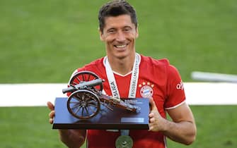 epa08512605 Robert Lewandowski of Bayern Munich poses with the trophy for the top goalscorer of the season after the Bundesliga match between VfL Wolfsburg and FC Bayern Muenchen at Volkswagen Arena on June 27, 2020 in Wolfsburg, Germany.  EPA/Stuart Franklin / POOL DFL regulations prohibit any use of photographs as image sequences and/or quasi-video.