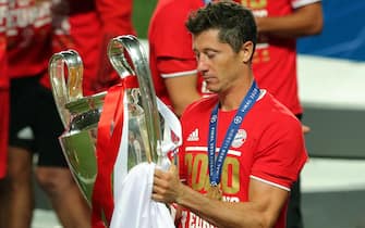 epa08620971 Robert Lewandowski of FC Bayern celebrates with the trophy after winning the UEFA Champions League final between Paris Saint-Germain and Bayern Munich in Lisbon, Portugal, 23 August 2020.  EPA/Miguel A. Lopes / POOL