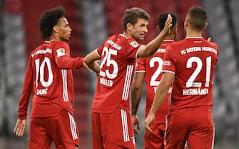 epa08679620 Bayern's Thomas Mueller (C) celebrates with teammates after scoring the 6-0 lead during the German Bundesliga soccer match between FC Bayern Munich and FC Schalke 04 in Munich, Germany, 18 September 2020.  EPA/LUKAS BARTH-TUTTAS CONDITIONS - ATTENTION: The DFL regulations prohibit any use of photographs as image sequences and/or quasi-video.