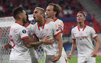 epa08694617 Lucas Ocampos (L) of Sevilla celebrates with teammates after scoring the opening goal with a penalty during the UEFA Super Cup final between Bayern Munich and Sevilla at the Puskas Arena in Budapest, Hungary, 24 September 2020.  EPA/Attila Kisbenedek / POOL