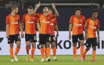 epa08598111 Alan Patrick of Shakhtar (C) celebrates with his team mates after scoring from the penalty spot the 3-0 goal during the UEFA Europa League quarter final match between Shakhtar Donetsk and FC Basel in Gelsenkirchen, Germany, 11 August 2020.  EPA/Wolfgang Rattay / POOL