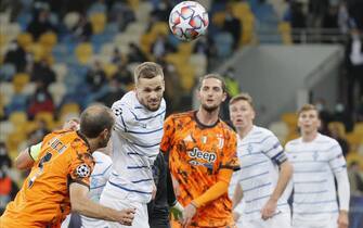 epa08759765 Giorgio Chiellini (L) of Juventus and Tomasz Kedziora (2L) of Dynamo Kyiv in action during the UEFA Champions League group stage soccer match between Dynamo Kyiv and Juventus in Kiev, Ukraine, 20 October 2020.  EPA/SERGEY DOLZHENKO