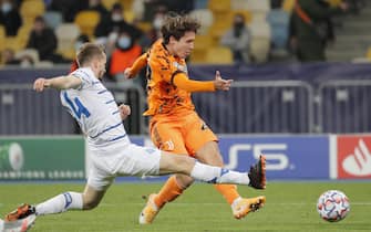 epa08759779 Federico Chiesa (R) of Juventus and Tomasz Kedziora (L) of Dynamo Kyiv in action during the UEFA Champions League group stage soccer match between Dynamo Kyiv and Juventus in Kiev, Ukraine, 20 October 2020.  EPA/SERGEY DOLZHENKO