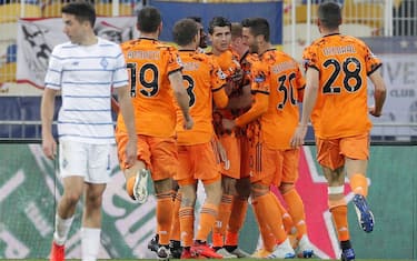 epa08759944 Alvaro Morata (C) celebrates with teammates after scoring the 0-1 goal during the UEFA Champions League group stage soccer match between Dynamo Kyiv and Juventus in Kiev, Ukraine, 20 October 2020.  EPA/SERGEY DOLZHENKO