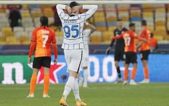 epa08778384 Alessandro Bastoni (C) of Inter reacts during the UEFA Champions League group B soccer match between FC Shakhtar Donetsk and FC Internazionale Milan in Kiev, Ukraine, 27 October 2020.  EPA/SERGEY DOLZHENKO