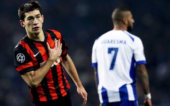 PORTUGAL SOCCER UEFA CHAMPIONS LEAGUE epa04523838 Shakhtar Donetsk's Taras Stepanenko (L) celebrates after scoring the 1-0 lead during the UEFA Champions League group H soccer match between FC Porto and Shakhtar Donetsk at Dragao stadium in Porto, Portugal, 10 December 2014. EPA/JOSE COELHO