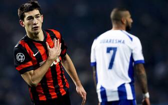 epa04523838 Shakhtar Donetsk's Taras Stepanenko (L) celebrates after scoring the 1-0 lead during the UEFA Champions League group H soccer match between FC Porto and Shakhtar Donetsk at Dragao stadium in Porto, Portugal, 10 December 2014.  EPA/JOSE COELHO