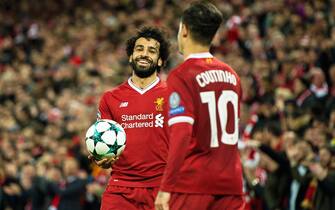 epa06372609 Liverpool's Mohamed Salah (L) presents the match ball to Philippe Coutinho (R) after the UEFA Champions League group E soccer match between Liverpool FC and Spartak Moscow at Anfield in Liverpool, Britain, 06 December 2017. Liverpool won 7-0 with three goals scored by Coutinho.  EPA/PETER POWELL