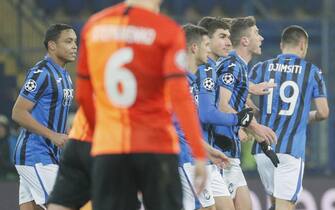 epa08063633 Atalanta players celebrate during the UEFA Champions League group C soccer match between FC Shakhtar Donetsk and Atalanta BC in Kharkiv, Ukraine, 11 December 2019.  EPA/SERGEY DOLZHENKO