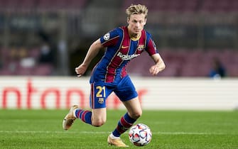 BARCELONA, SPAIN - NOVEMBER 04: Frenkie De Jong of FC Barcelona with the ball during the UEFA Champions League Group G stage match between FC Barcelona and Dynamo Kyiv at Camp Nou on November 04, 2020 in Barcelona, Spain. (Photo by Pedro Salado/Quality Sport Images/Getty Images)