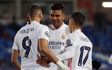 epa08873223 Real Madrid's striker Karim Benzema (L) celebrates with teammates after scoring the 1-0 during the UEFA Champions League group B soccer match between Real Madrid and Borussia Monchengladbach at Alfredo Di Stefano stadium in Madrid, Spain, 09 December 2020.  EPA/JUANJO MARTIN
