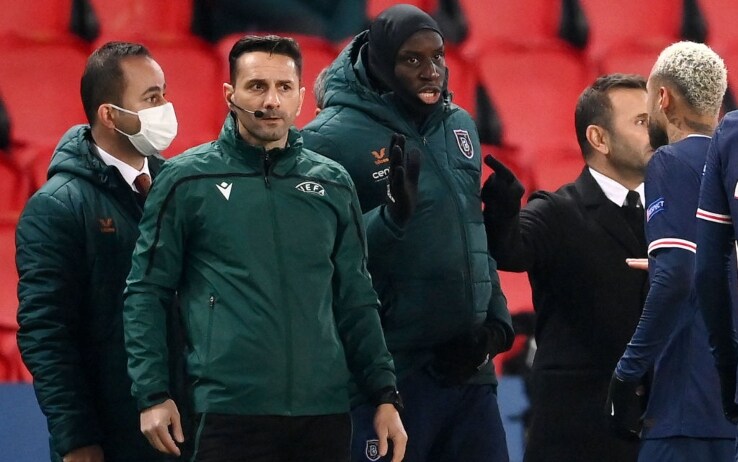 Demba Ba affronta Coltescu a bordo campo dopo l'espressione razzista usata dal quarto uomo romeno