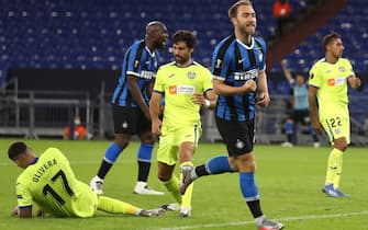 epa08586433 Inter’s Christian Eriksen celebrates after scoring for a 2-0 lead during the UEFA Europa League Round of 16 match between Inter Milan and Getafe at the stadium in Gelsenkirchen, Germany, 05 August 2020.  EPA/Lars Baron / POOL