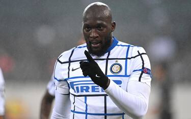 epa08856092 Inter’s Romelu Lukaku celebrates scoring the third goal during the UEFA Champions League group B soccer match between Borussia Moenchengladbach and Inter Milan in Moenchengladbach, Germany, 01 December 2020. EPA/Sascha Steinbach