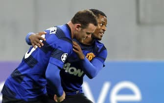 epa02971416 Manchester's Wayne Rooney (L) reacts together with his teammate Patrice Evra (R) after scoring from a penalty kick during the UEFA Champions League Group C soccer match Otelul Galati vs Manchester United, at the National Arena stadium, in Bucharest, Romania, 18 October 2011.  EPA/ROBERT GHEMENT
