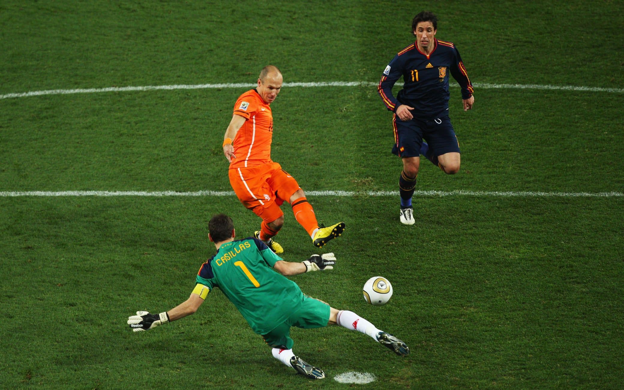 Finale dei Mondiali 2010: l'errore di Robben che avrebbe potuto dare la coppa all'Olanda. Guardate dietro: c'è Capdevila pronto a urlare la "maledizione" Kiricocho