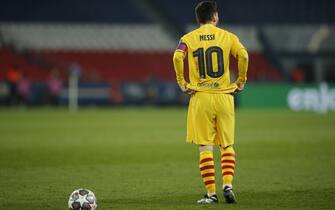 FRANCE SOCCER UEFA CHAMPIONS LEAGUE epa09066558 Barcelona's Lionel Messi reacts during the UEFA Champions League round of 16 second leg soccer match between PSG and FC Barcelona at the Parc des Princes stadium in Paris, France, 10 March 2021. EPA/YOAN VALAT