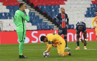 PARIS, FRANCE - MARCH 10: Lionel Messi of FC Barcelona prepare his ball before shoot a penalty over  Keylor Navas (L) of Paris Saint-Germain during 16 match between Paris Saint-Germain and FC Barcelona at Parc des Princes on March 10, 2021 in Paris, France. (Photo by Xavier Laine/Getty Images)