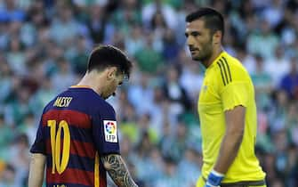 epa05284810 FC Barcelona's Lionel Messi (L) reacts next to Betis' goalkeeper Antonio Adan (R) during the Spanish Liga Primera Division soccer match between Real Betis and Barcelona at the Benito Villamarin stadium, in Sevilla, Spain, 30 April 2016.  EPA/PACO PUENTES