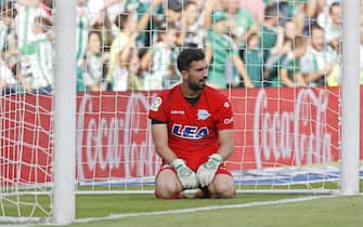 epa06280725 Alaves' goalkeeper Fernando Pacheco reacts during the Spanish Primera Division soccer match between Real Betis and Deportivo Alaves at the Benito Villamarin stadium in Seville, Spain, 21 October 2017.  EPA/JULIO MUNOZ