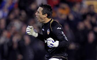 epa03088513 Valencia CF´s Brazilian goalkeeper Diego Alves celebrates after countryman Jonas Gonsalves scored against FC Barcelona during their Spanish King Cup semifinal first leg match played at the Mestalla stadium in Valencia, Spain, 01 February 2012.  EPA/MANUEL BRUQUE