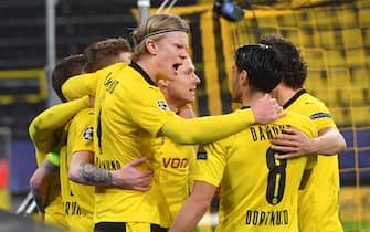 09 March 2021, North Rhine-Westphalia, Dortmund: Football: Champions League, Borussia Dortmund - FC Sevilla, knockout round, round of 16, second leg at Signal Iduna Park. Dortmund's Erling Haaland celebrates with teammates after scoring the goal to make it 1:0. IMPORTANT NOTE: In accordance with the regulations of the DFL Deutsche FuÃŸball Liga and the DFB Deutscher FuÃŸball-Bund, it is prohibited to use or have used photographs taken in the stadium and/or of the match in the form of sequence pictures and/or video-like photo series. Photo: Bernd Thissen/dpa-Pool/dpa