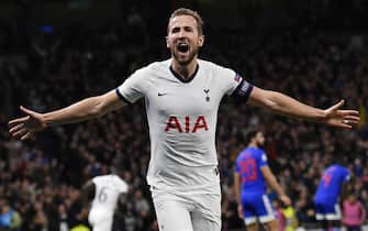 epa08027892 Harry Kane of Tottenham celebrates after scoring the 4-2 during the UEFA Champions League Group B match between Tottenham Hotspur and Olympiacos Piraeus in London, Britain, 26 November 2019.  EPA/NEIL HALL