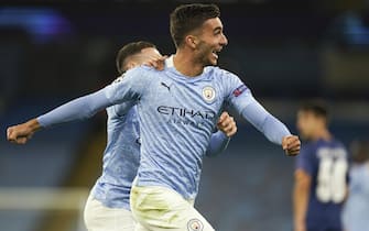 epa08763303 Ferran Torres (R) of Manchester City celebrates with teammate Phil Foden (L) after scoring the lead 3-1 during the UEFA Champions League group C soccer match between Manchester City and FC Porto in Manchester, Britain, 21 October 2020.  EPA/Tim Keeton / POOL