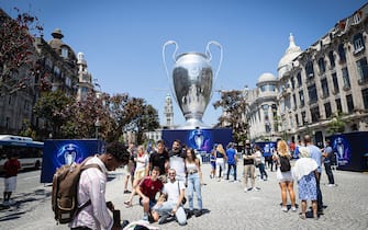 29/05/2021. Porto, UK. Chelsea fans gather near the Estâ€¡dio do Dragâ€¹o stadium in Porto, Portugal ahead of the Champions League final between Chelsea FC and Manchester City FC. Photo credit: Teresa Nunes/Sipa USA **NO UK SALES**
