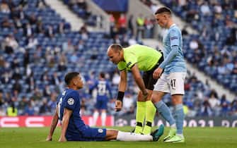PORTO, PORTUGAL - MAY 29: Thiago Silva of Chelsea goes down as he looks injured as he is checked by Match Referee, Antonio Mateu Lahoz and Phil Foden of Manchester City during the UEFA Champions League Final between Manchester City and Chelsea FC at Estadio do Dragao on May 29, 2021 in Porto, Portugal. (Photo by Alex Caparros - UEFA/UEFA via Getty Images)