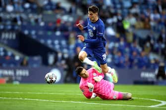 epa09235696 Kai Havertz (up) of Chelsea scores the 1-0 lead against Manchester City's goalkeeper Ederson (bottom) during the UEFA Champions League final between Manchester City and Chelsea FC in Porto, Portugal, 29 May 2021.  EPA/Jose Coelho / POOL