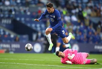 epa09235698 Kai Havertz (up) of Chelsea scores the 1-0 lead against Manchester City's goalkeeper Ederson (bottom) during the UEFA Champions League final between Manchester City and Chelsea FC in Porto, Portugal, 29 May 2021.  EPA/Jose Coelho / POOL