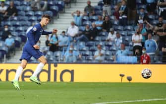 epa09235704 Kai Havertz of Chelsea scores the opening goal during the UEFA Champions League final between Manchester City and Chelsea FC in Porto, Portugal, 29 May 2021.  EPA/Carl Recine / POOL