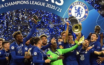 epa09236011 Players of Chelsea celebrate with the trophy after winning the UEFA Champions League final between Manchester City and Chelsea FC in Porto, Portugal, 29 May 2021.  EPA/Pierre-Philippe Marcou / POOL