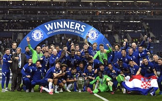 epa09236018 Players of Chelsea celebrate with the trophy after winning the UEFA Champions League final between Manchester City and Chelsea FC in Porto, Portugal, 29 May 2021.  EPA/Pierre-Philippe Marcou / POOL