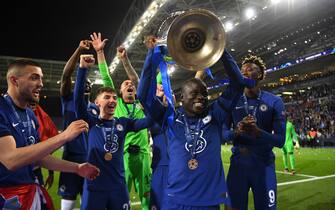 1320702578 PORTO, PORTUGAL - MAY 29: Ngolo Kante of Chelsea celebrates with the Champions League Trophy following their team's victory during the UEFA Champions League Final between Manchester City and Chelsea FC at Estadio do Dragao on May 29, 2021 in Porto, Portugal. (Photo by David Ramos/Getty Images)