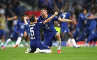 epa09236059 Chelsea players Jorginho (L) and Mateo Kovacic (R) celebrate after winning the UEFA Champions League final between Manchester City and Chelsea FC in Porto, Portugal, 29 May 2021.  EPA/Jose Coelho / POOL