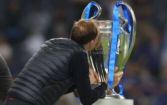 PORTO, PORTUGAL - MAY 29: Thomas Tuchel, Manager of Chelsea kisses the Champions League Trophy after the UEFA Champions League Final between Manchester City and Chelsea FC at Estadio do Dragao on May 29, 2021 in Porto, Portugal. (Photo by Alexander Hassenstein - UEFA/UEFA via Getty Images)