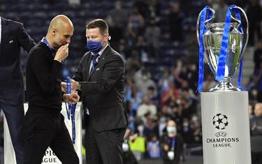 Il Papa esalta il bacio alla medaglia di Guardiola