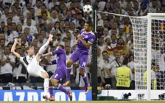 epa06008581 Juventus' Mario Mandzukic (L) scores the 1-1 equalizer during the UEFA Champions League final between Juventus FC and Real Madrid at the National Stadium of Wales in Cardiff, Britain, 03 June 2017.  EPA/GERRY PENNY