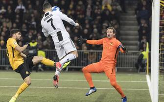 epa07227211 Juventus' Cristiano Ronaldo (C) in action during the UEFA Champions League group H soccer match between BSC Young Boys and Juventus FC at the Stade de Suisse in Bern, Switzerland, 12 December 2018.  EPA/ALESSANDRO DELLA VALLE