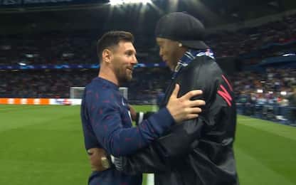 Incontro tra leggende, abbraccio Messi-Ronaldinho